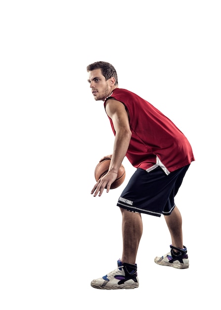 Jugador de baloncesto en acción aislado sobre fondo blanco.