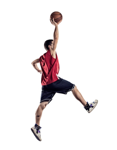 Jugador de baloncesto en acción aislado sobre fondo blanco.