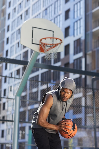 Jugador de baloncesto afroamericano en la corte