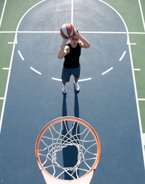 Jugador de baloncesto Deportes y baloncesto El hombre salta y lanza una pelota a la canasta