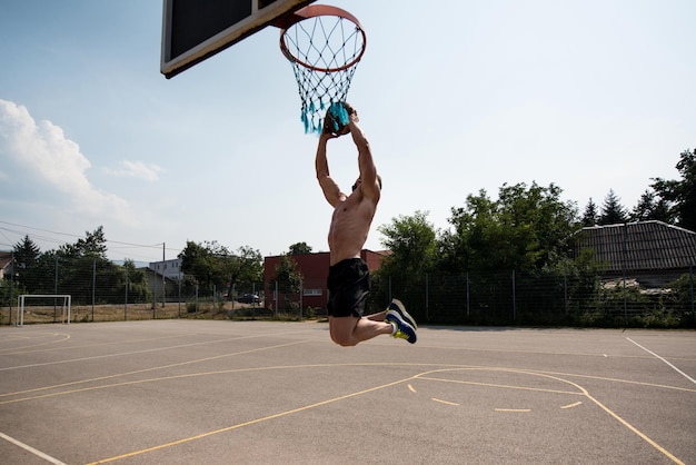 jugador de baloncesto disparando en un patio de recreo