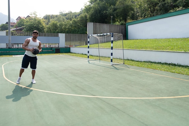 jugador de baloncesto disparando en un patio de recreo