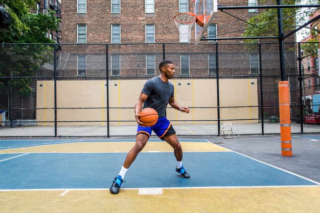 Jugador de baloncesto entrenando al aire libre