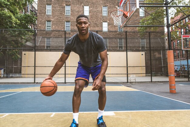 Jugador de baloncesto entrenando al aire libre