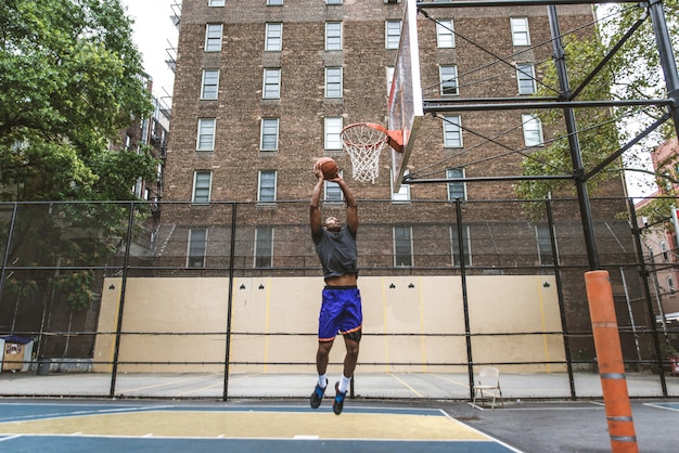 Foto jugador de baloncesto entrenando al aire libre