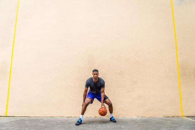 Jugador de baloncesto entrenando al aire libre