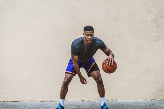 Jugador de baloncesto entrenando al aire libre