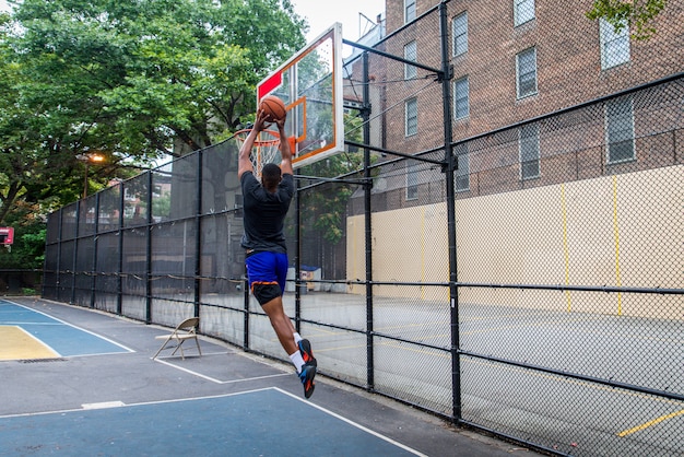 Jugador de baloncesto entrenando al aire libre