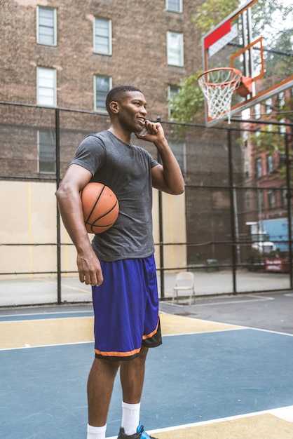 Jugador de baloncesto entrenando al aire libre