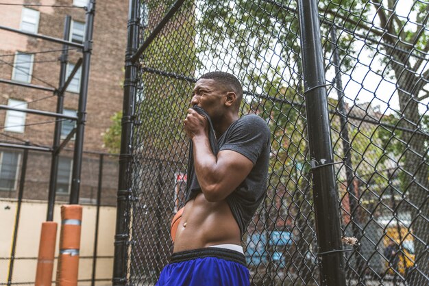 Jugador de baloncesto entrenando al aire libre