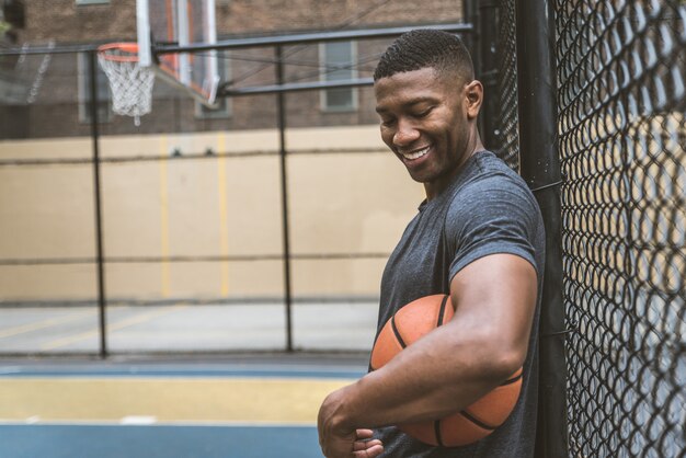 Jugador de baloncesto entrenando al aire libre