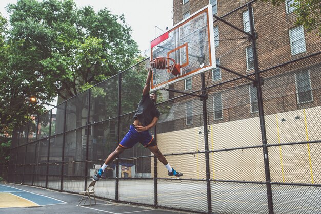 Jugador de baloncesto entrenando en una cancha
