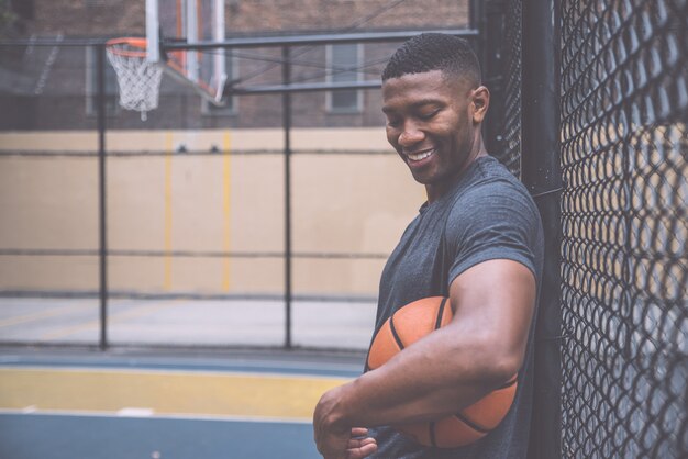 Jugador de baloncesto entrenando en una cancha