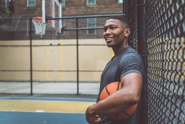 Jugador de baloncesto entrenando en una cancha