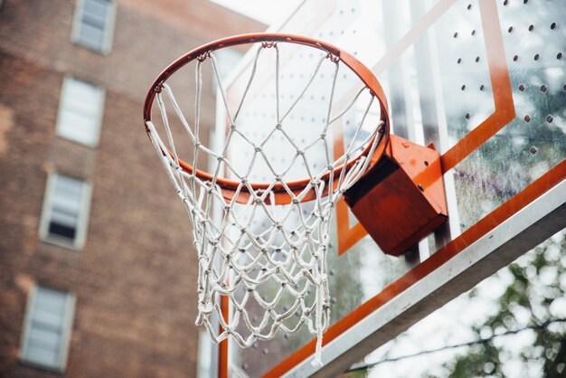 Jugador de baloncesto entrenando en una cancha