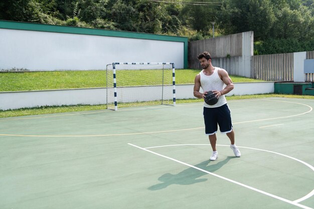 jugador de baloncesto está a punto de slam dunk