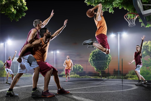 Un jugador de baloncesto está tirando una pelota de baloncesto en una cancha al aire libre.