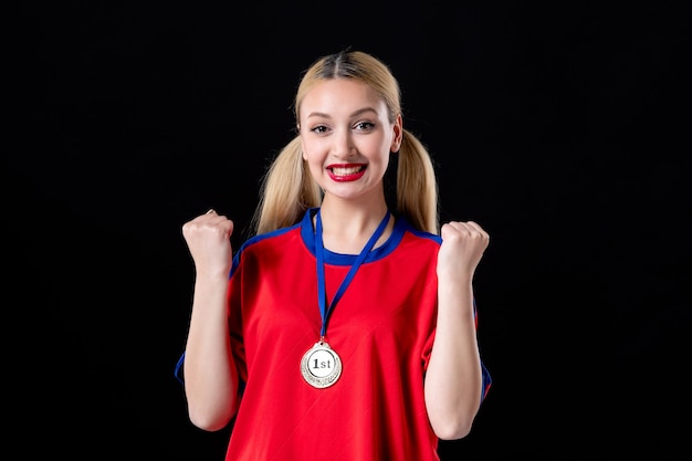 Jugador de baloncesto femenino con medalla de oro sobre fondo negro atleta ganando trofeo