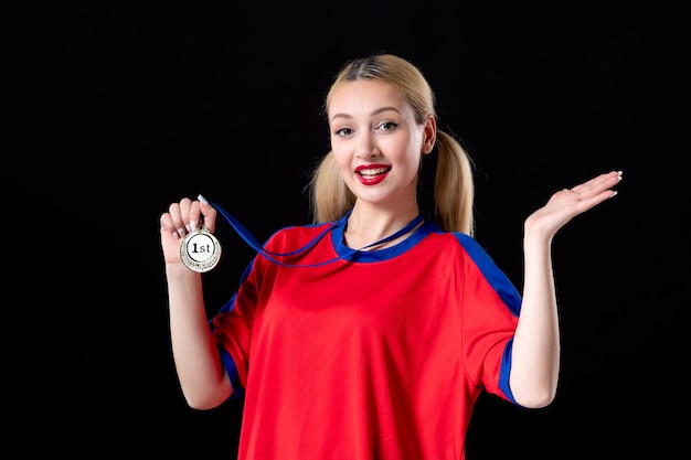 Jugador de baloncesto femenino con medalla de oro sobre fondo negro trofeo ganador de juegos de atleta