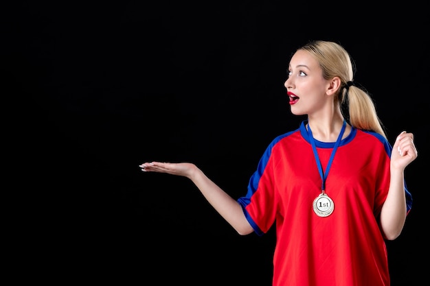 jugador de baloncesto femenino con medalla de oro sobre fondo negro trofeo juego atleta