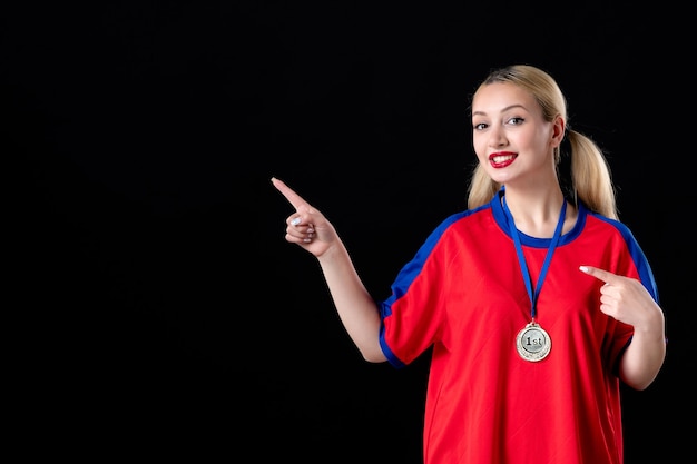 Jugador de baloncesto femenino con medalla de oro sobre fondo oscuro trofeo de juego ganador de atletas