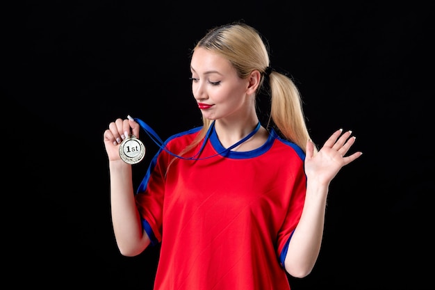 Jugador de baloncesto femenino con medalla de oro en el trofeo ganador del juego de atleta de escritorio negro