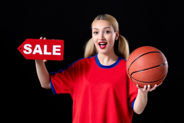 jugador de baloncesto femenino con pelota sobre el fondo negro atleta juego acción venta