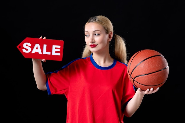 jugador de baloncesto femenino con pelota sobre el fondo negro atleta juego acción venta