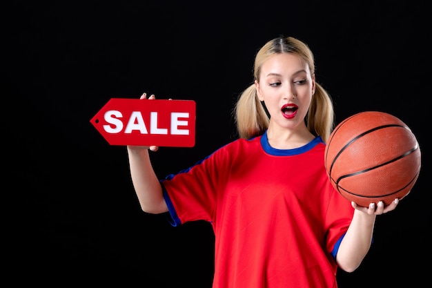 jugador de baloncesto femenino con pelota sobre el fondo negro juego de atleta acción venta jugar