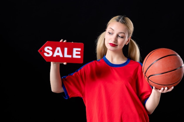 jugador de baloncesto femenino con pelota sobre el fondo negro juego de atleta acción venta jugar