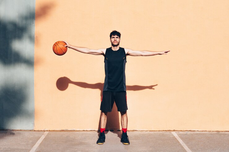 Jugador de baloncesto frente a una pared