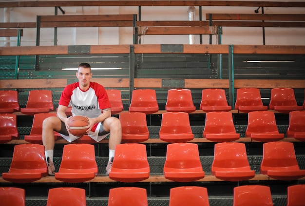 Jugador de baloncesto en el grand-stand