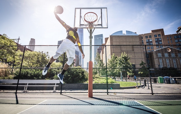 Jugador de baloncesto haciendo una gran volcada