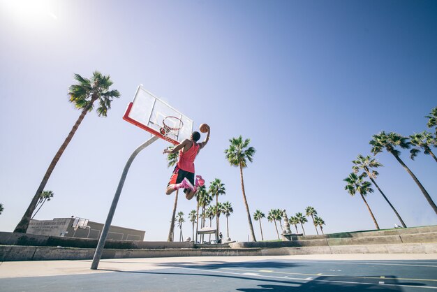 Jugador de baloncesto haciendo una volcada