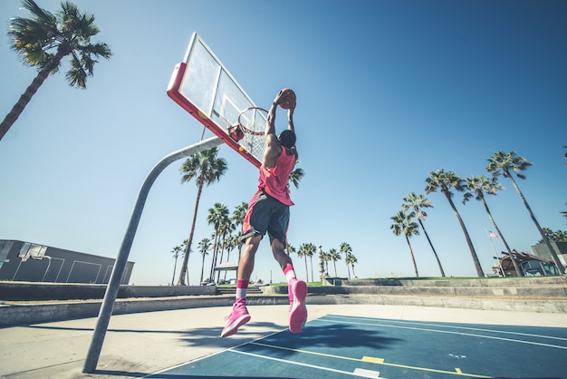 Jugador de baloncesto haciendo una volcada