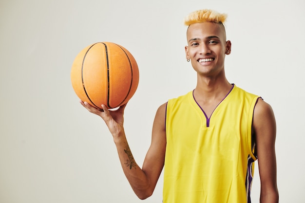 Jugador de baloncesto joven guapo