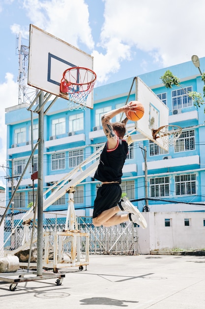 Jugador de baloncesto lanzando la pelota en la canasta