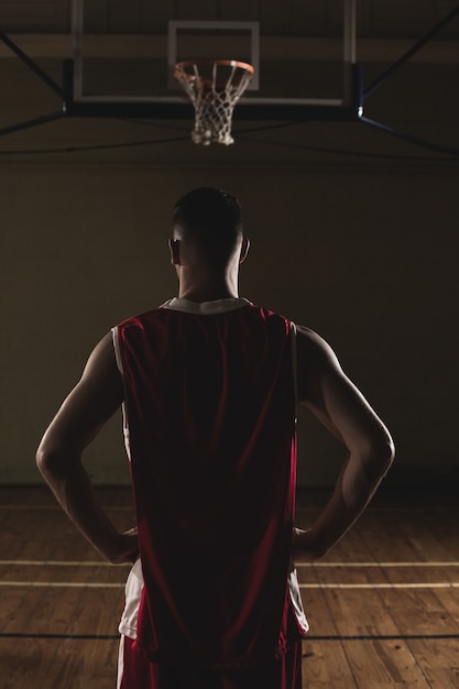 Jugador de baloncesto con las manos en las caderas.