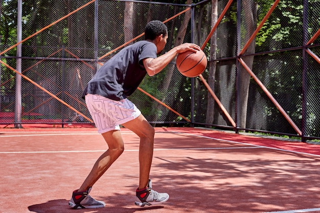 Jugador de baloncesto negro jugando en el campo