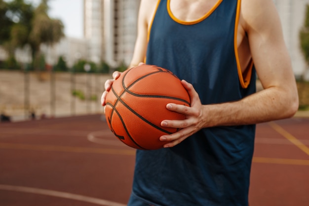 Jugador de baloncesto con el objetivo de lanzar, cancha al aire libre