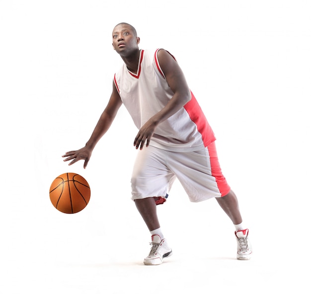 Jugador de baloncesto con una pelota