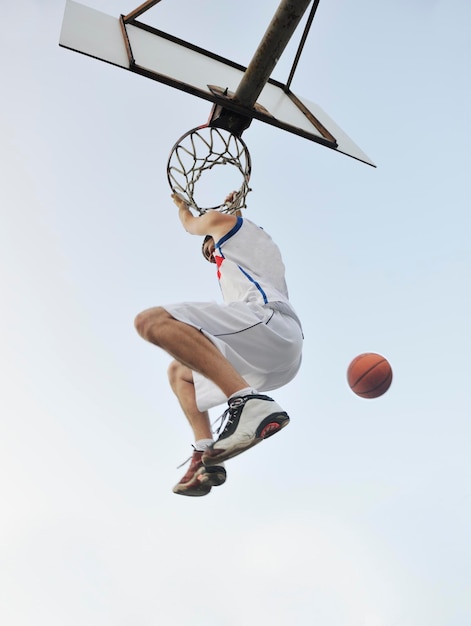 jugador de baloncesto practicando y posando para el concepto de atleta de baloncesto y deportes