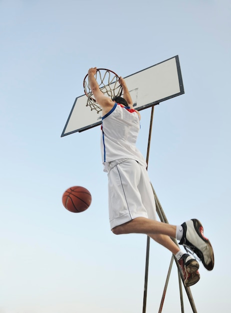 jugador de baloncesto practicando y posando para el concepto de atleta de baloncesto y deportes