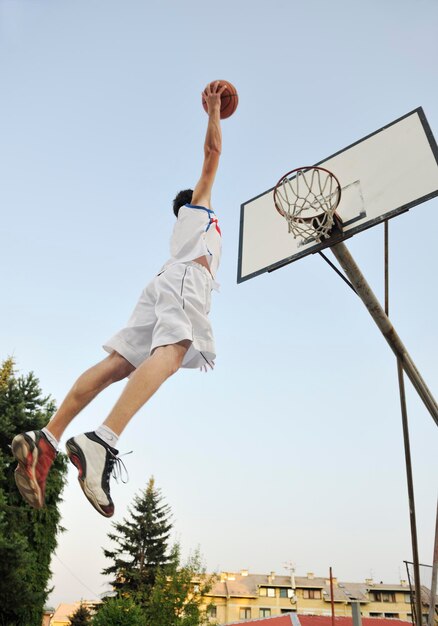 jugador de baloncesto practicando y posando para el concepto de atleta de baloncesto y deportes