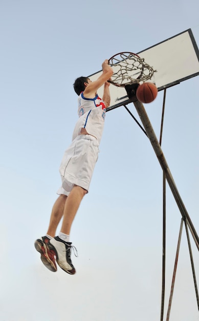 jugador de baloncesto practicando y posando para el concepto de atleta de baloncesto y deportes