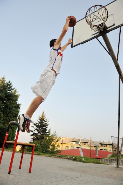 jugador de baloncesto practicando y posando para el concepto de atleta de baloncesto y deportes