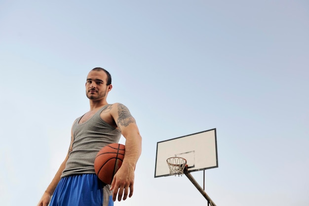 jugador de baloncesto practicando y posando para el concepto de atleta de baloncesto y deportes