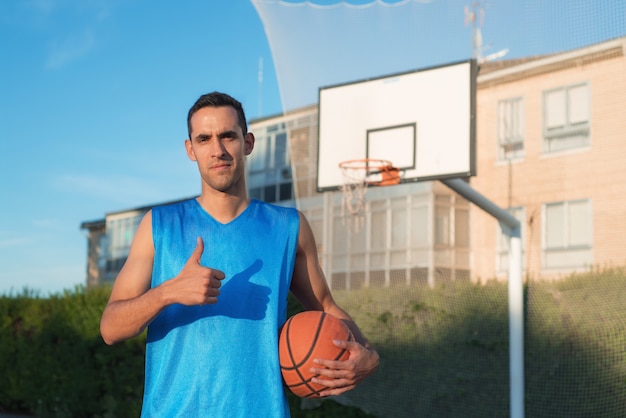 Jugador de baloncesto con el pulgar arriba