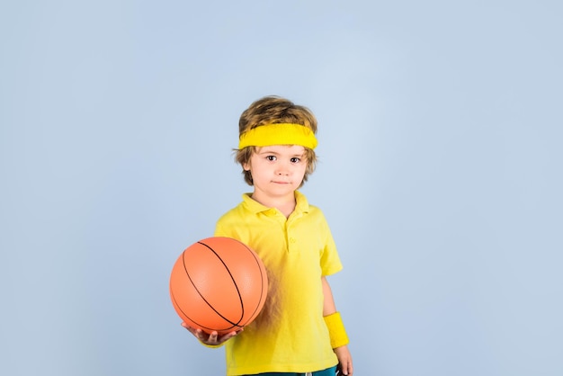 Jugador de baloncesto en ropa deportiva deporte activo hobby concepto de deporte kid sostiene baloncesto chico deportivo