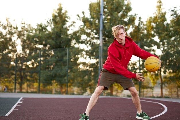 Jugador de baloncesto seguro jugar al aire libre